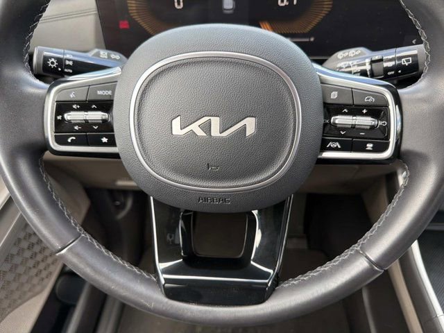 Used 2025 Kia Carnival FWD image 23