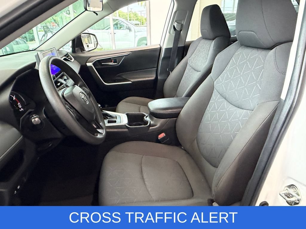 Used 2023 Toyota RAV4 XLE AWD/4WD image 5