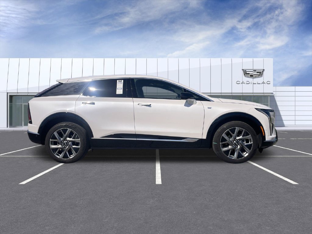 Certified 2025 Cadillac Optiq Luxury 2 w/ LPO, Floor Liner Package AWD/4WD image 9