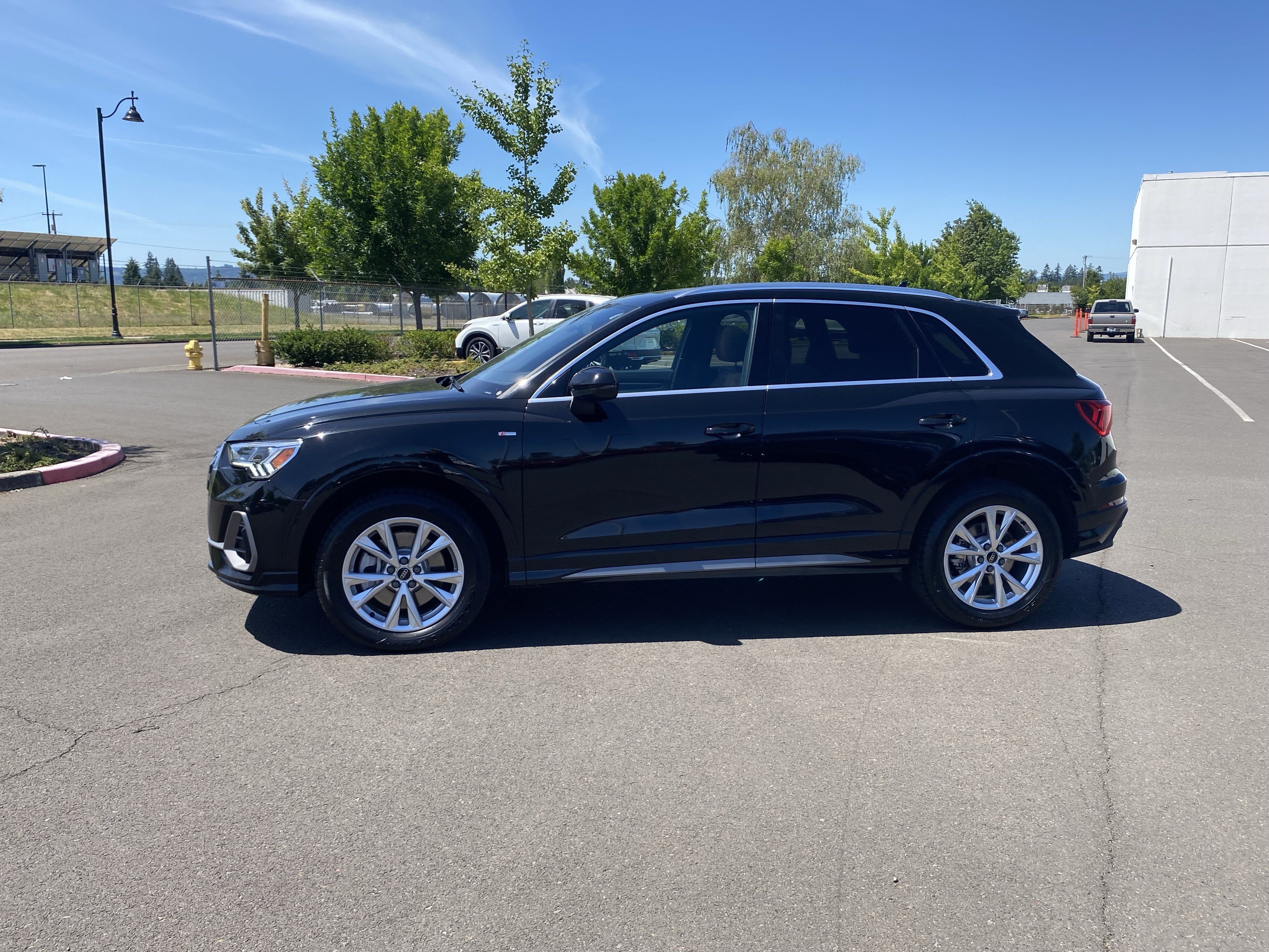 Used 2025 Audi Q3 2.0T Premium AWD/4WD image 2