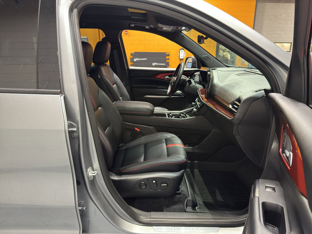 Used 2025 Chevrolet Traverse RS image 22