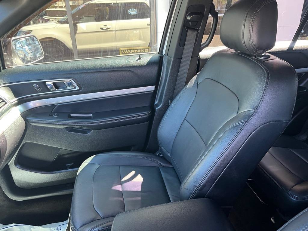 Used 2017 Ford Explorer XLT w/ Equipment Group 202A AWD/4WD image 12