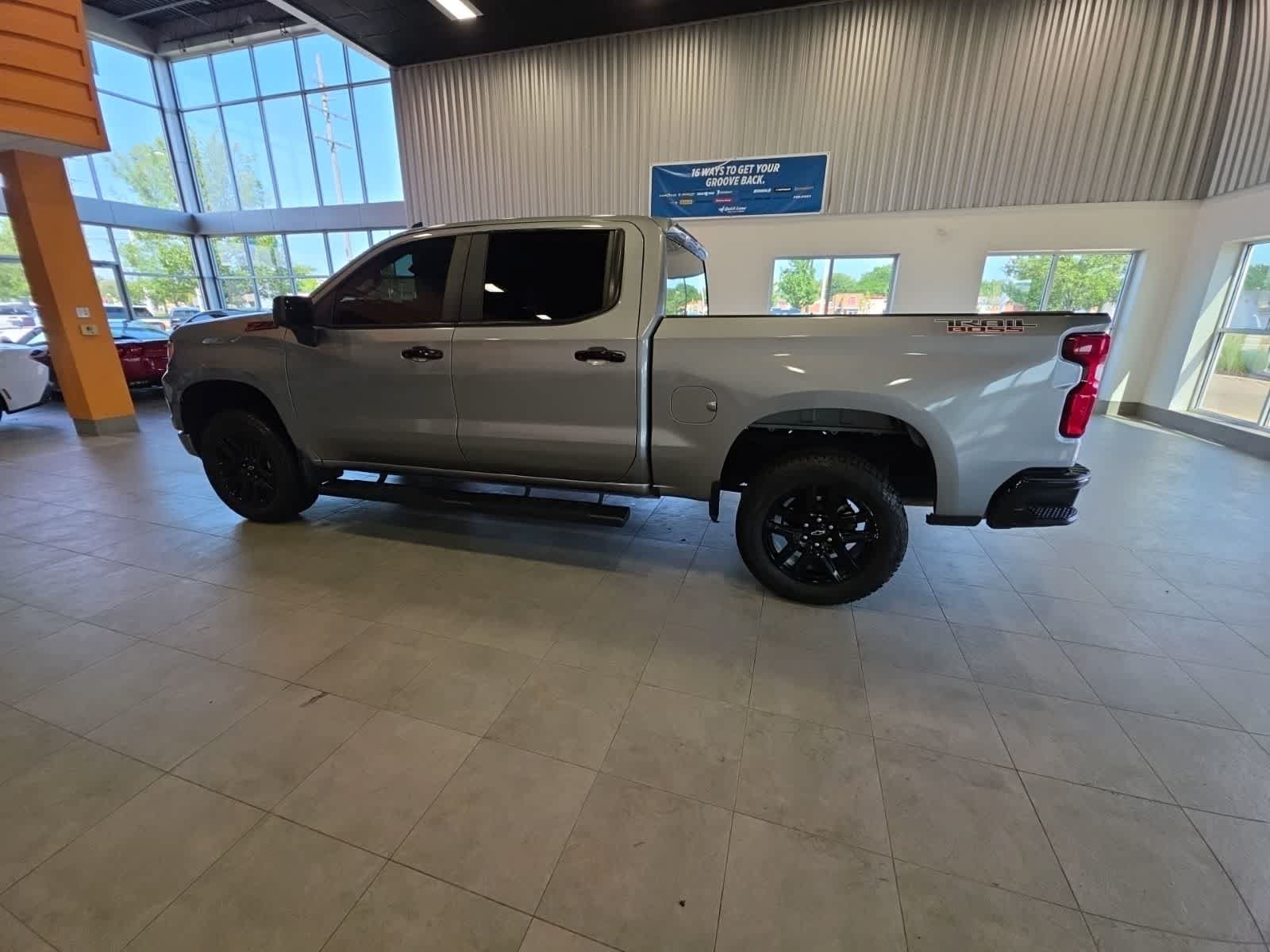 Used 2025 Chevrolet Silverado 1500 LT Trail Boss w/ LPO, Dark Essentials Package AWD/4WD image 14