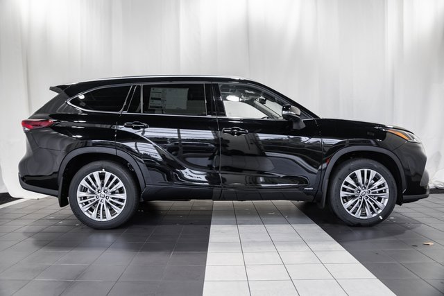 New 2025 Toyota Highlander Platinum image 3