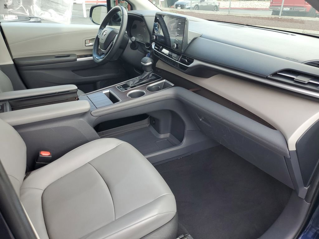 Used 2022 Toyota Sienna XLE image 33
