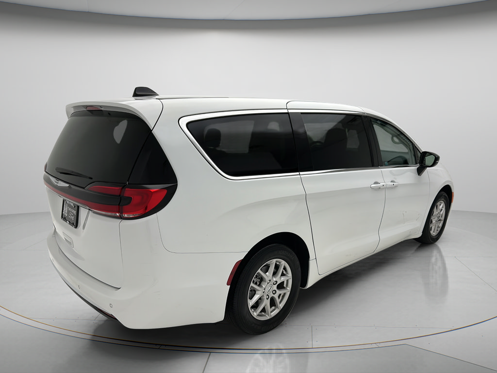 Used 2024 Chrysler Pacifica Touring-L FWD image 5