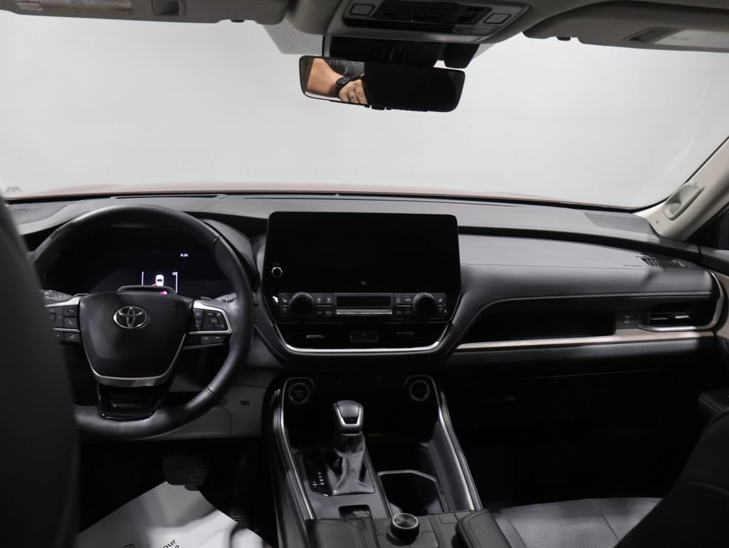 Used 2024 Toyota Grand Highlander AWD image 16