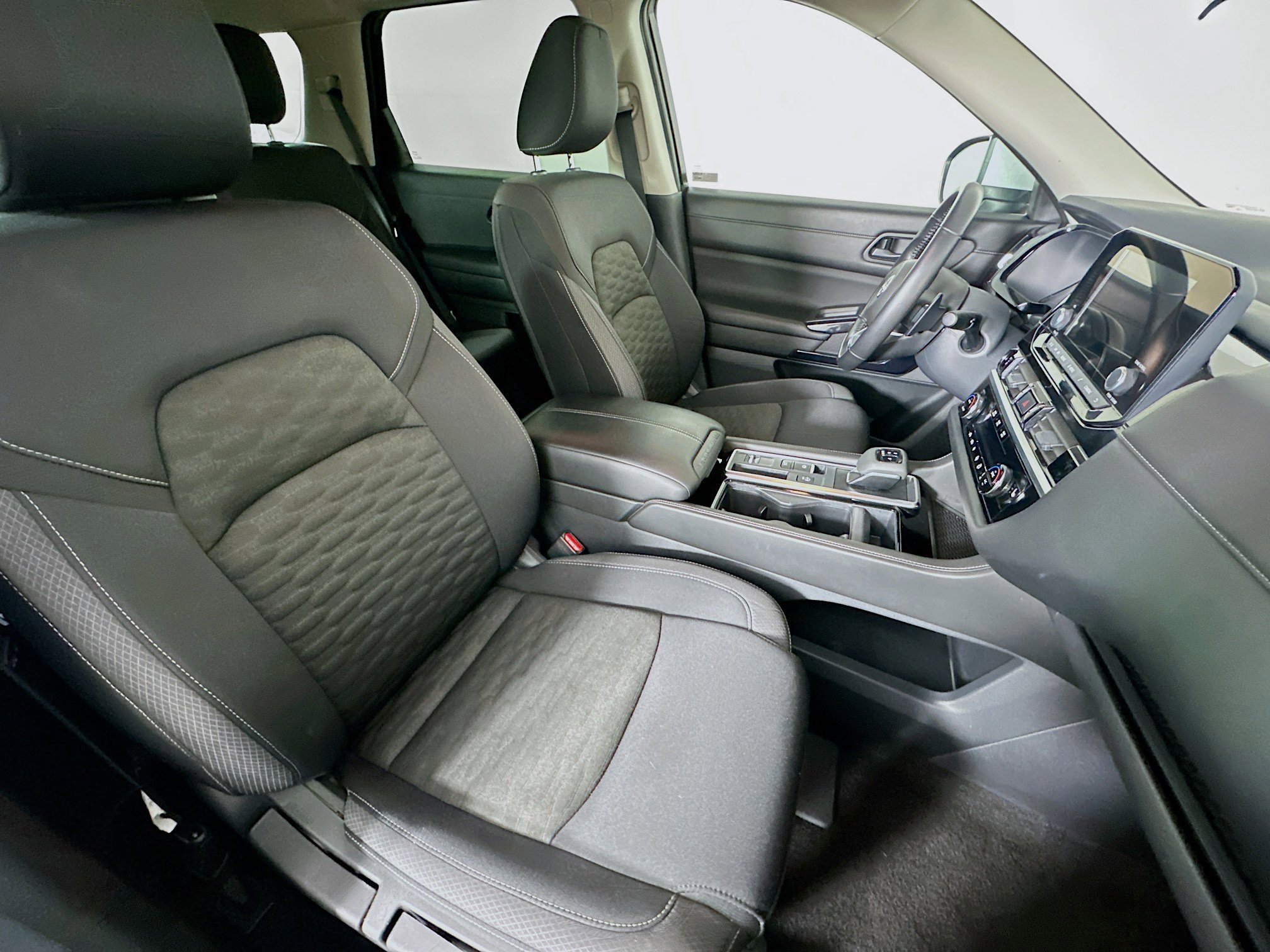 Used 2025 Nissan Pathfinder SV image 32