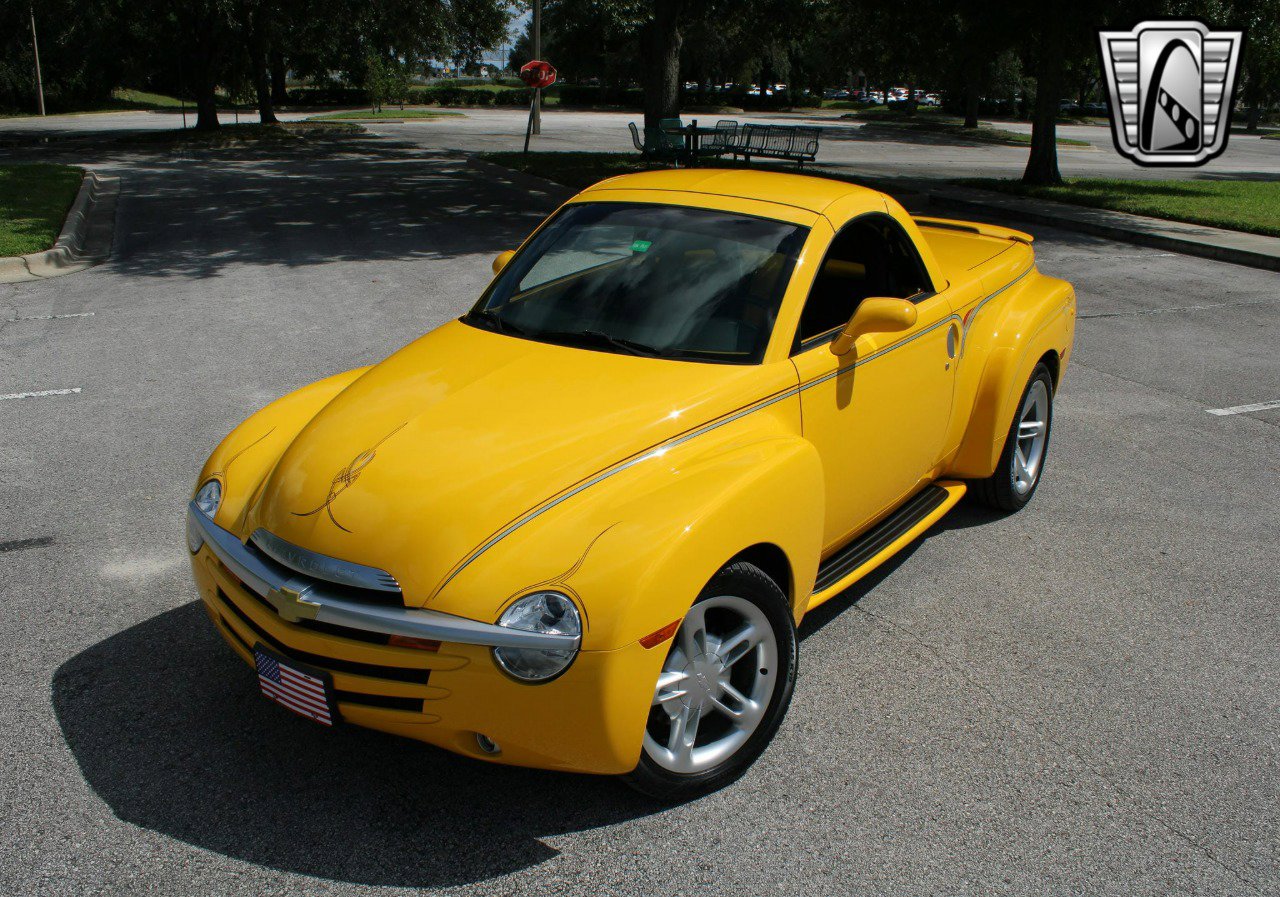 Used 2005 Chevrolet SSR w/ Preferred Equipment Group image 2