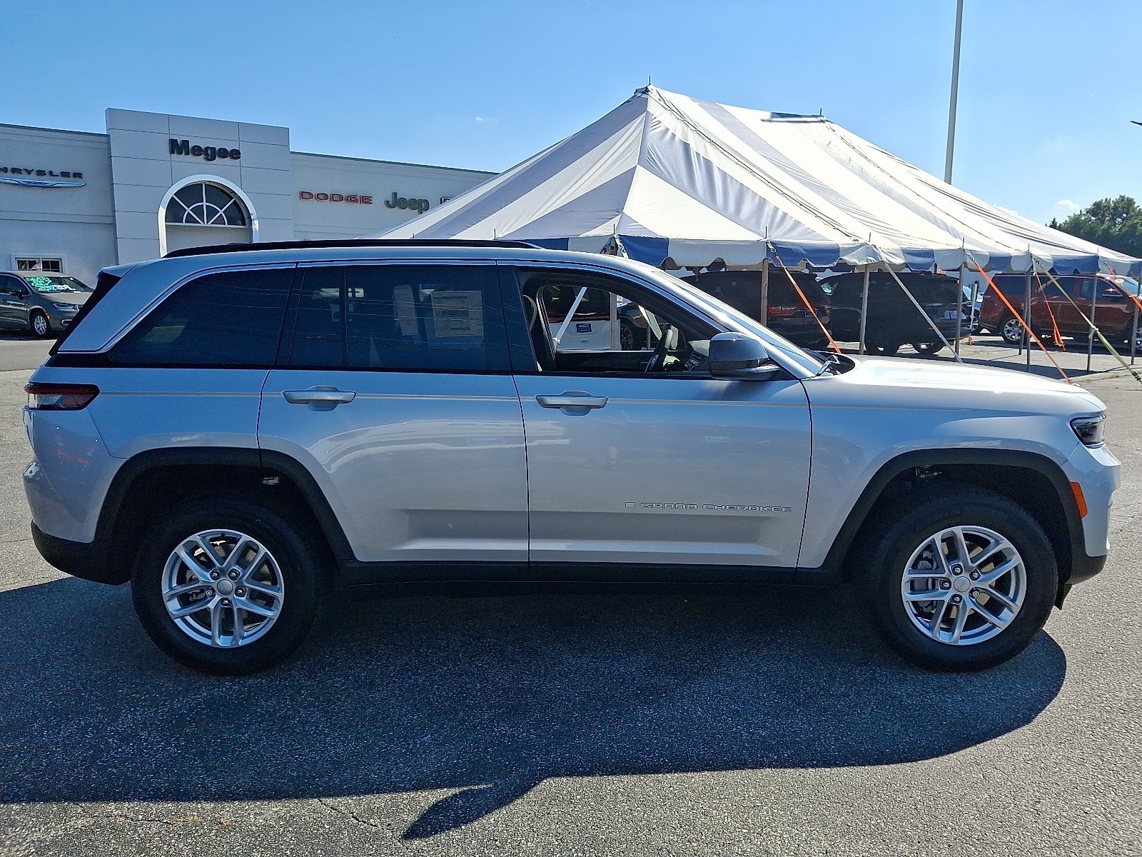 New 2025 Jeep Grand Cherokee Laredo X w/ Luxury Tech Group I AWD/4WD image 7