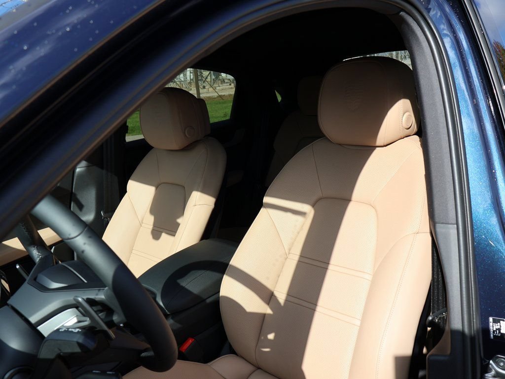 New 2026 Porsche Cayenne E-Hybrid Coupe AWD/4WD image 5