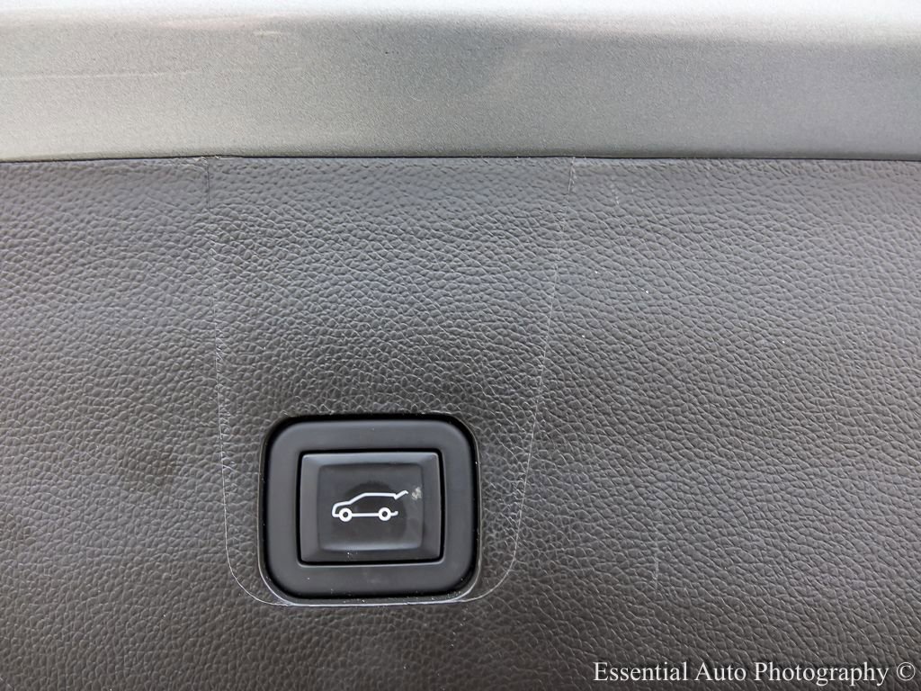 Used 2023 Chevrolet Traverse RS image 34