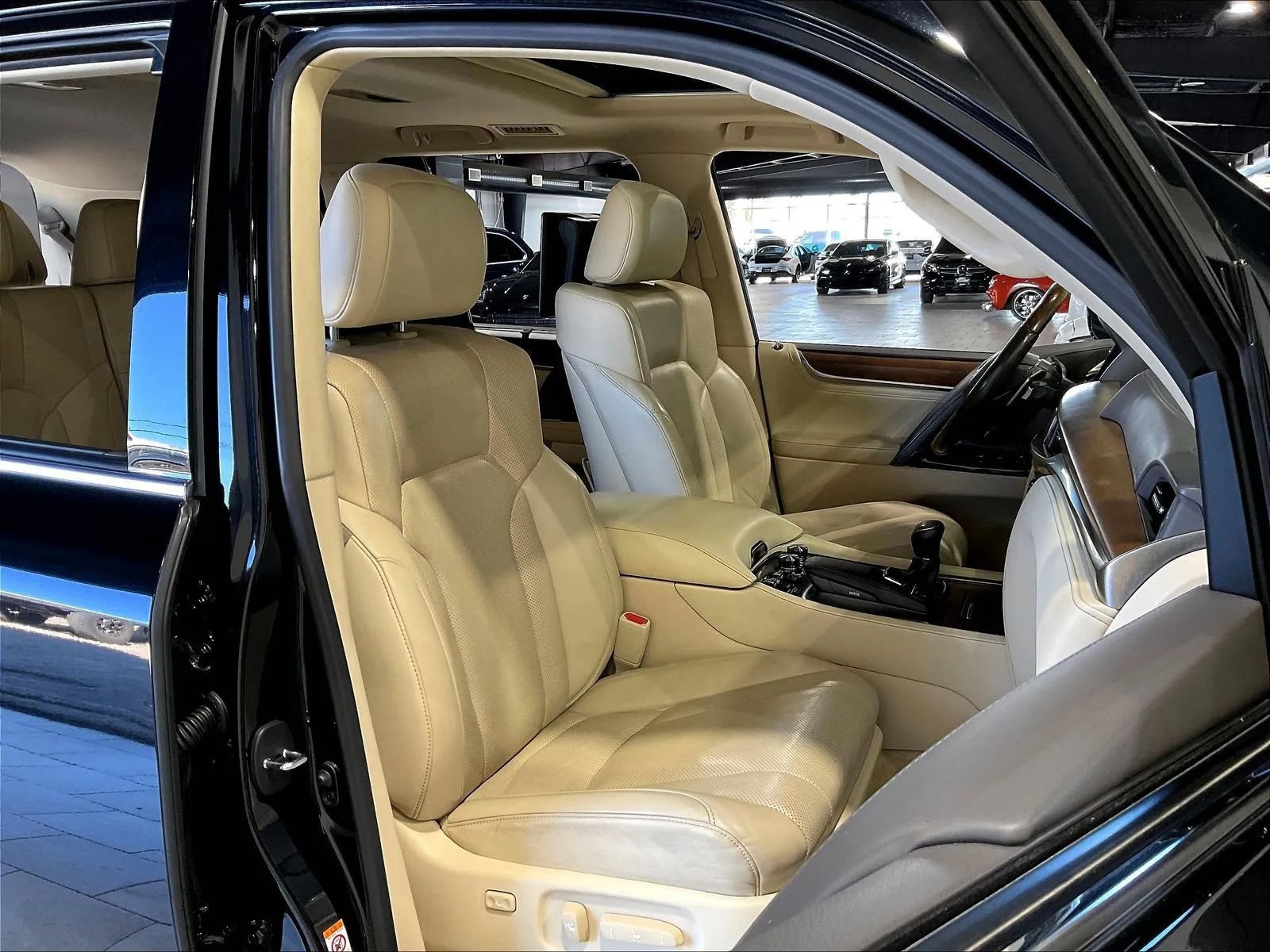 Used 2017 Lexus LX 570 4WD w/ Luxury Package image 13