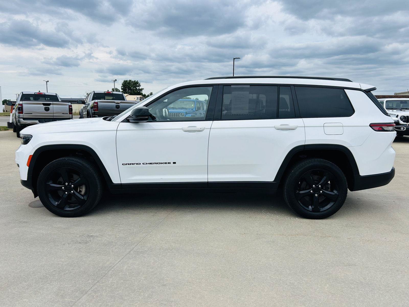 Used 2023 Jeep Grand Cherokee L Laredo AWD/4WD image 38