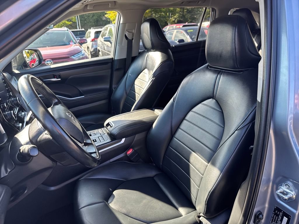Used 2022 Toyota Highlander XLE image 3