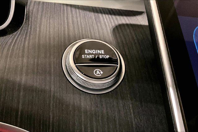 Used 2025 Mercedes-Benz C 300 4MATIC Sedan image 32