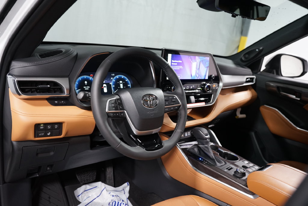 New 2026 Toyota Highlander Platinum AWD/4WD image 11