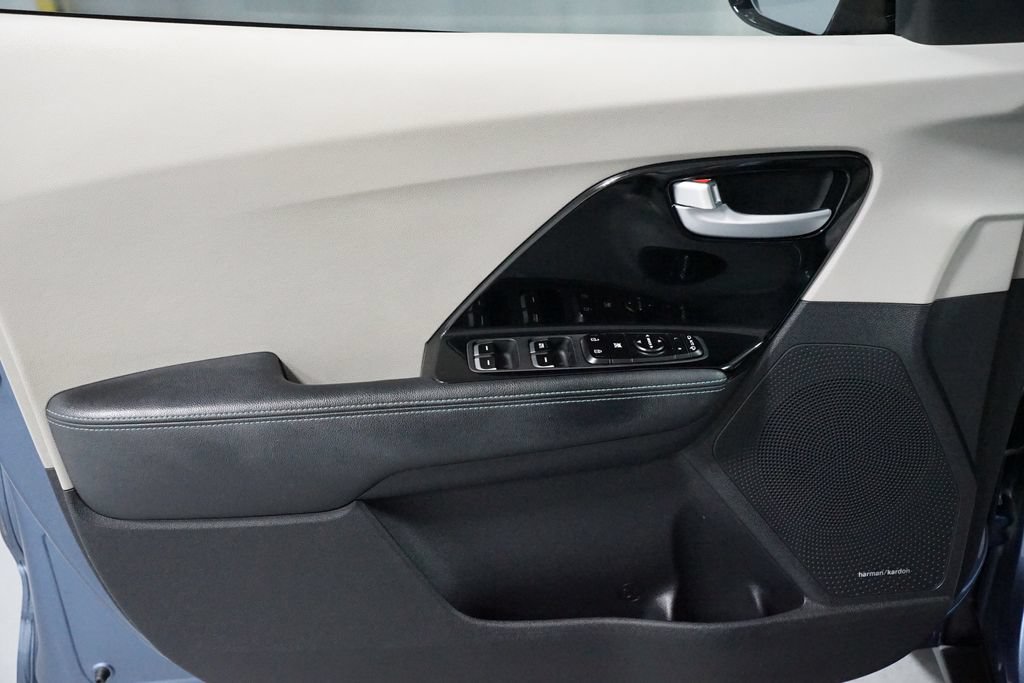 Used 2020 Kia Niro FWD image 29