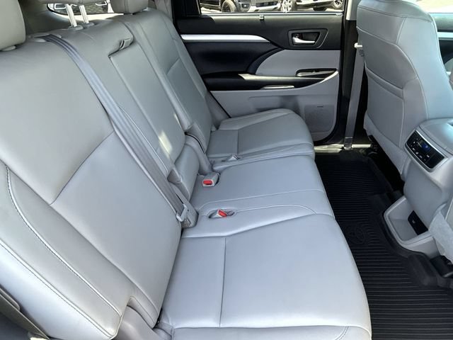 Used 2018 Toyota Highlander XLE w/ Carpet Mat Package (TMS) FWD image 14