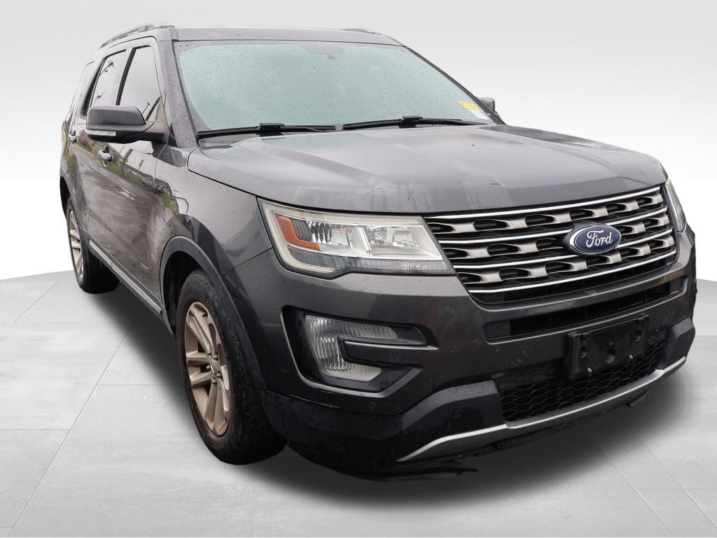 Used 2017 Ford Explorer XLT w/ Equipment Group 202A FWD image 12
