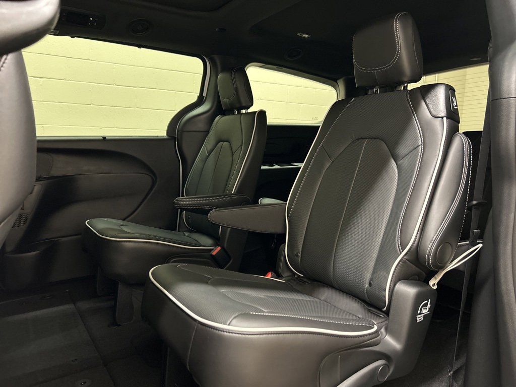 New 2026 Chrysler Pacifica Limited image 8