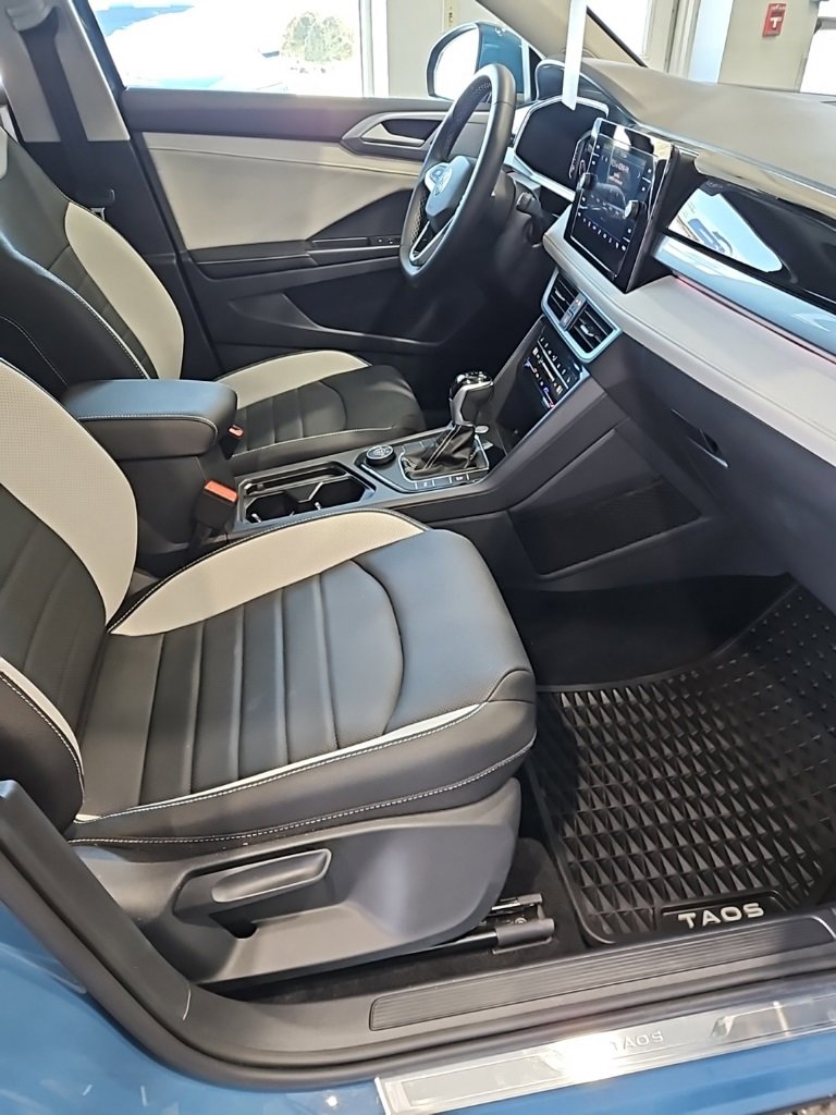 Used 2025 Volkswagen Taos SEL image 13