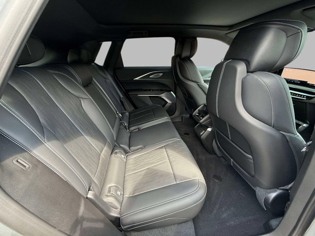 Used 2024 Cadillac Lyriq Luxury AWD/4WD image 16