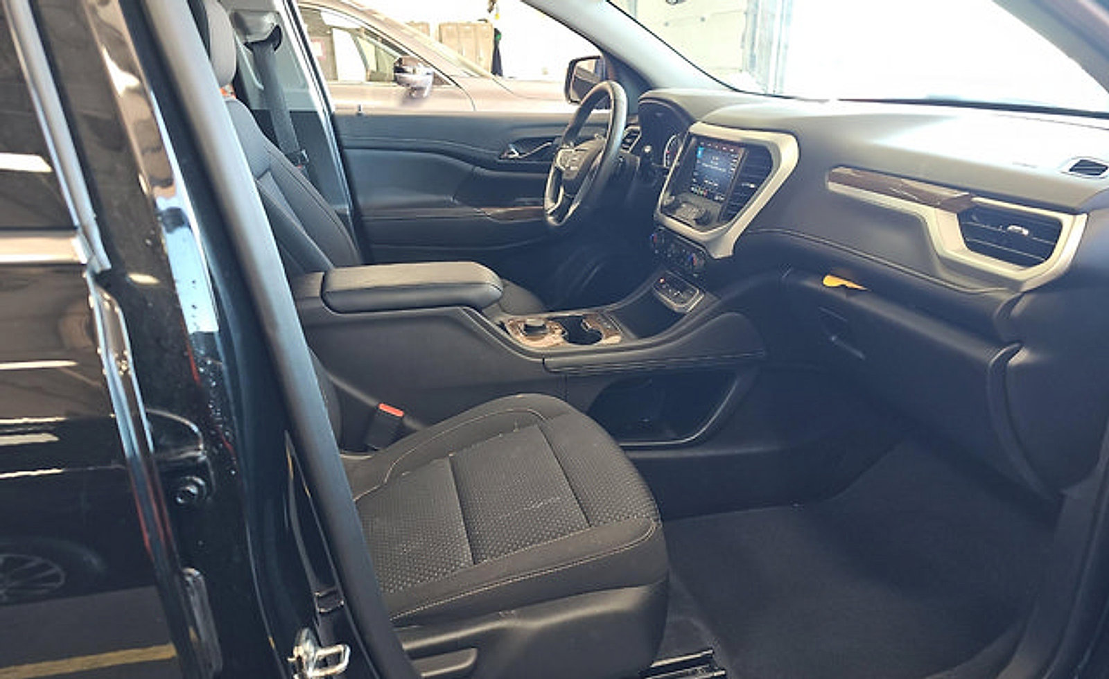 Used 2023 GMC Acadia SLE FWD image 16