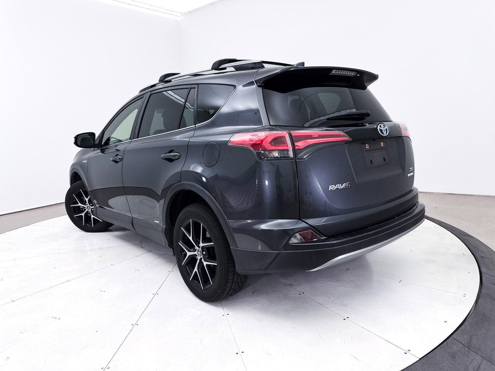 Used 2018 Toyota RAV4 SE AWD/4WD image 2