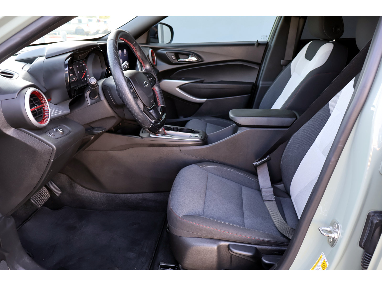 Used 2024 Chevrolet Trax RS FWD image 21