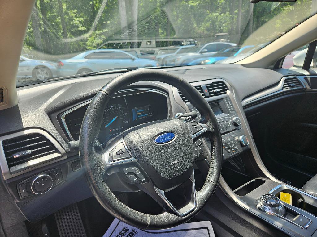 Used 2017 Ford Fusion SE w/ Equipment Group 601A FWD image 17
