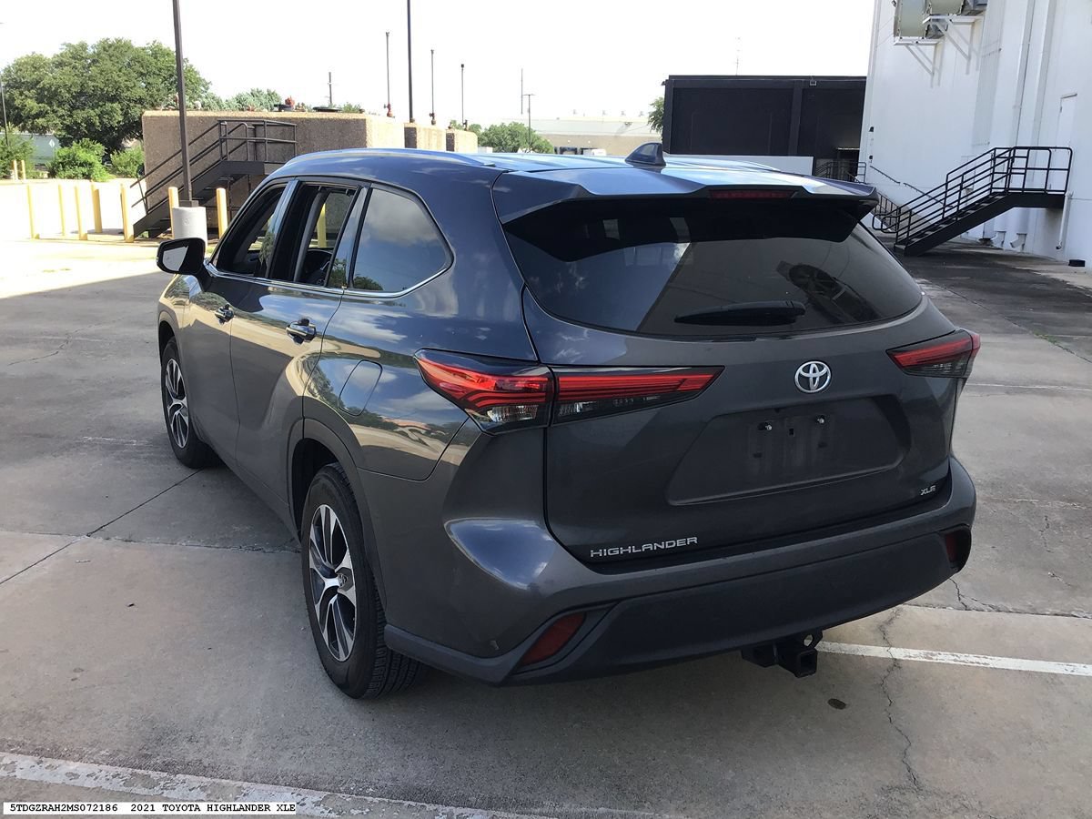 Used 2021 Toyota Highlander XLE FWD image 4