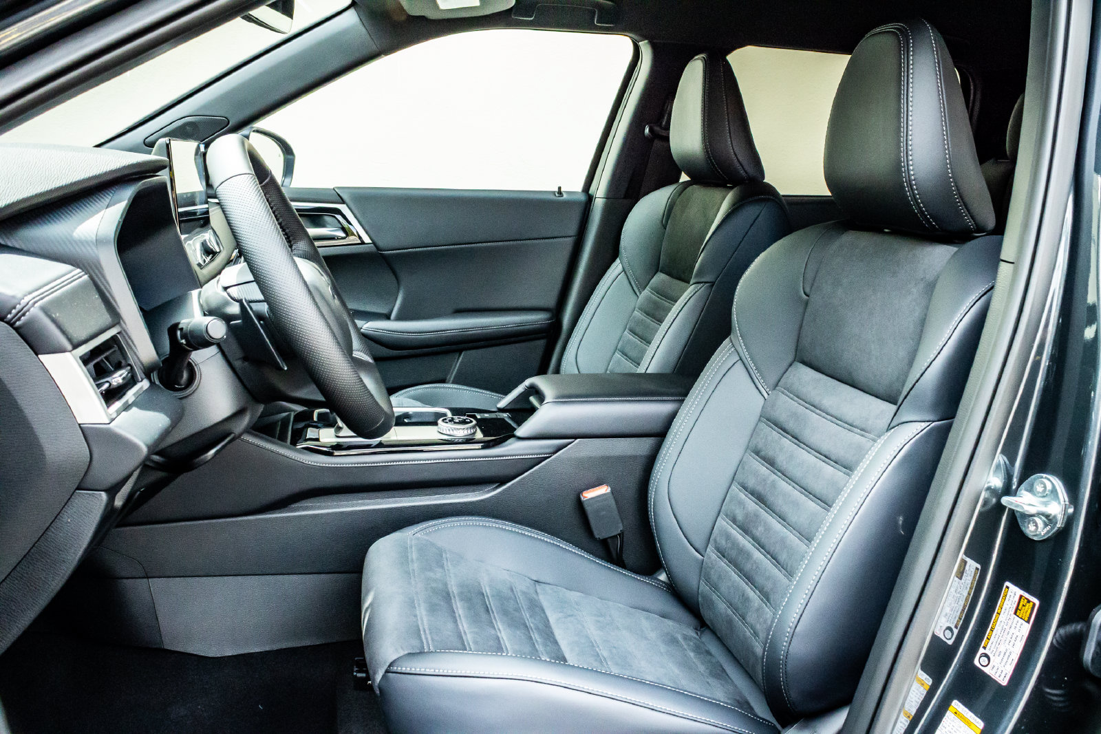 New 2026 Mitsubishi Outlander LE AWD/4WD image 12