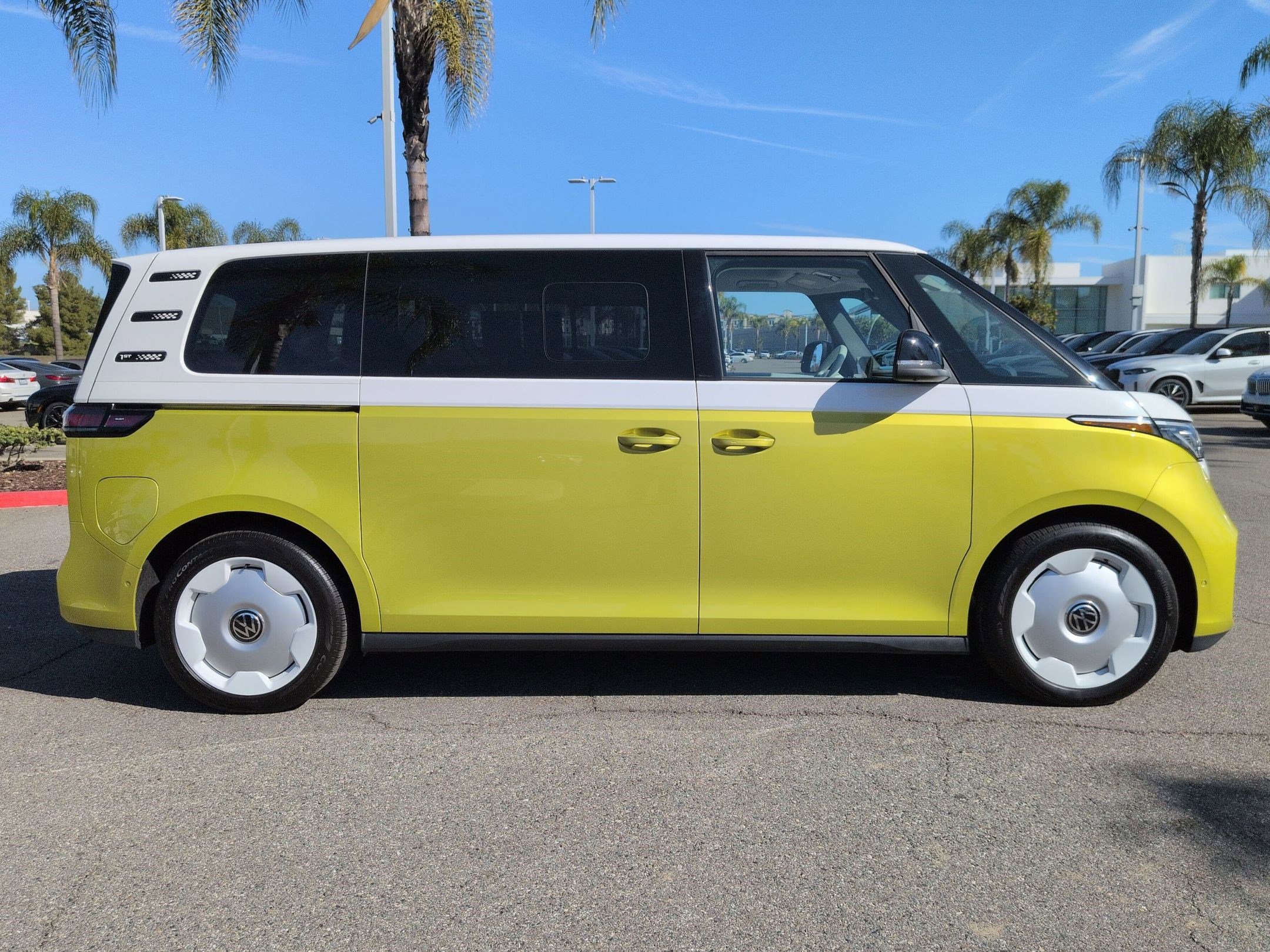 Used 2025 Volkswagen ID. Buzz 1st Edition image 11