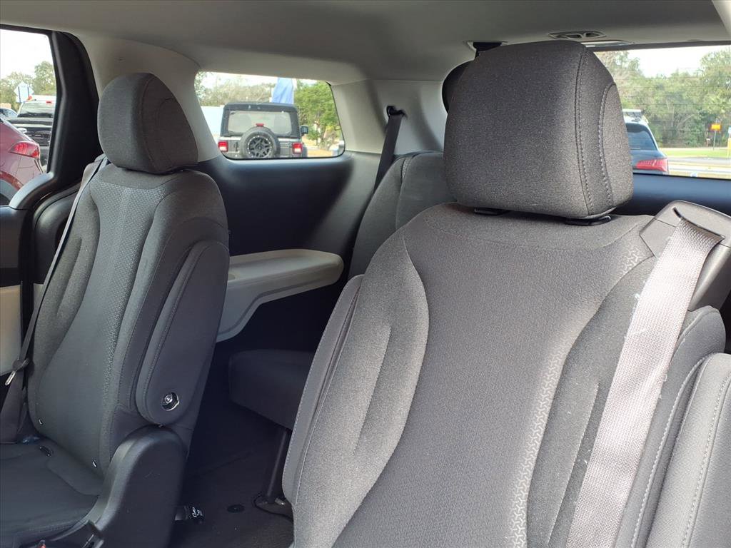 Used 2024 Kia Carnival LX image 18