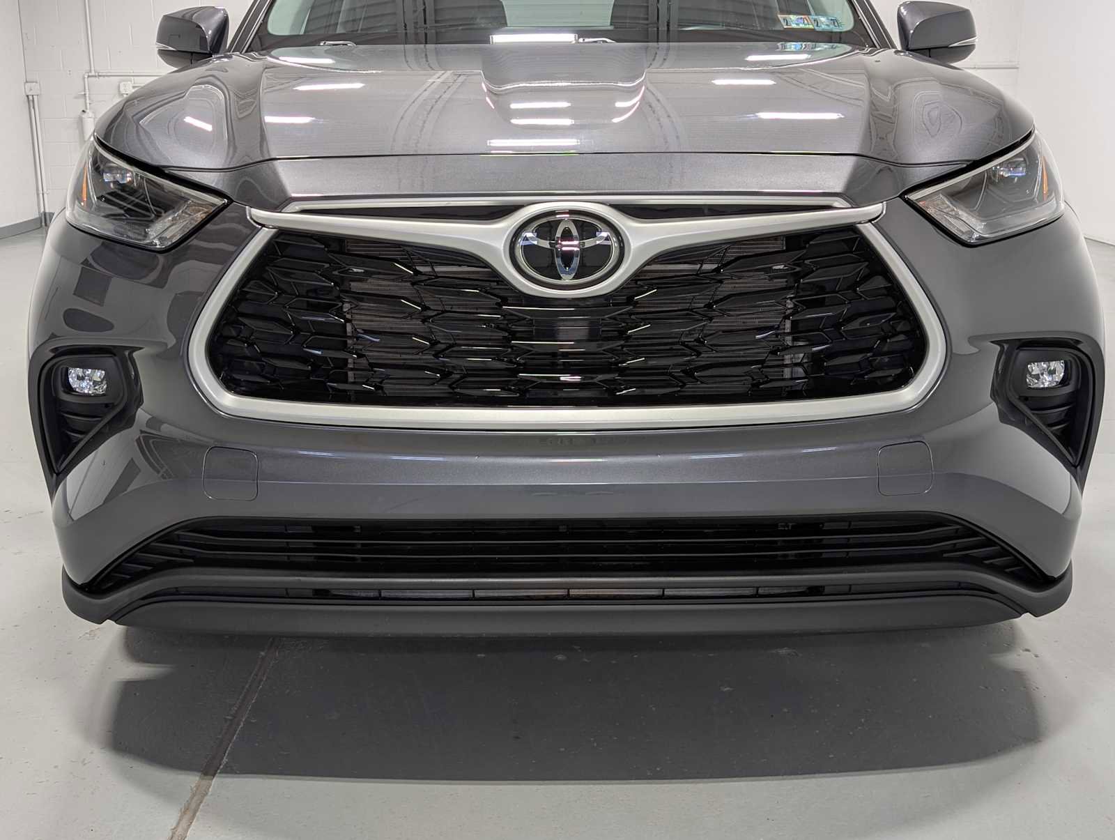 Used 2023 Toyota Highlander XLE image 2