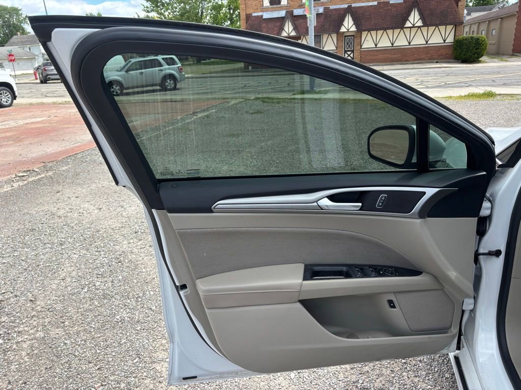 Used 2019 Ford Fusion SE FWD image 9