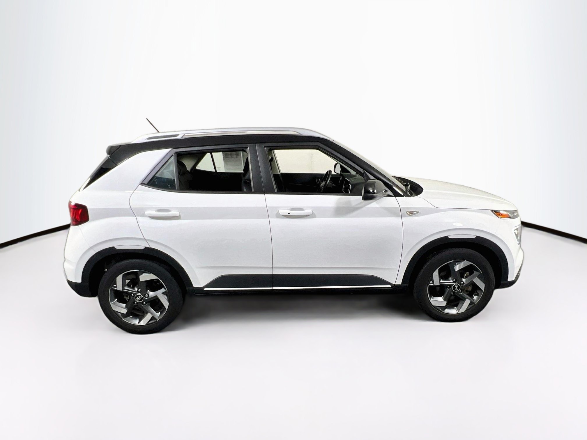 Used 2023 Hyundai Venue Limited FWD image 4