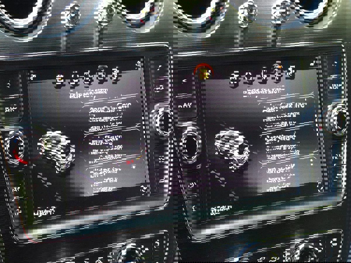 Used 2020 Bentley Bentayga Plug-In Hybrid image 52