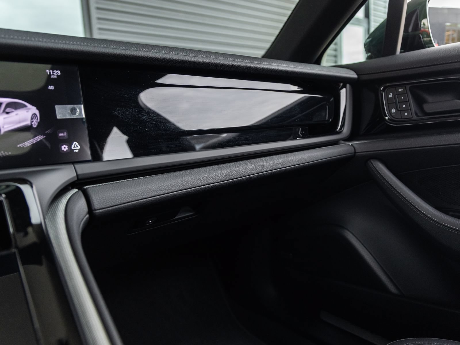 Certified 2025 Porsche Panamera image 32