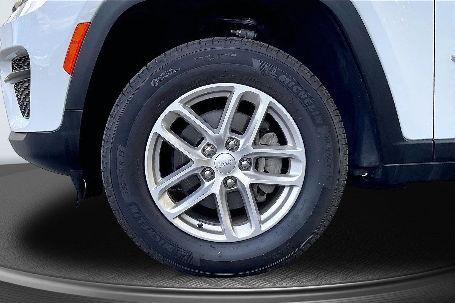 Used 2025 Jeep Grand Cherokee Laredo X AWD/4WD image 9