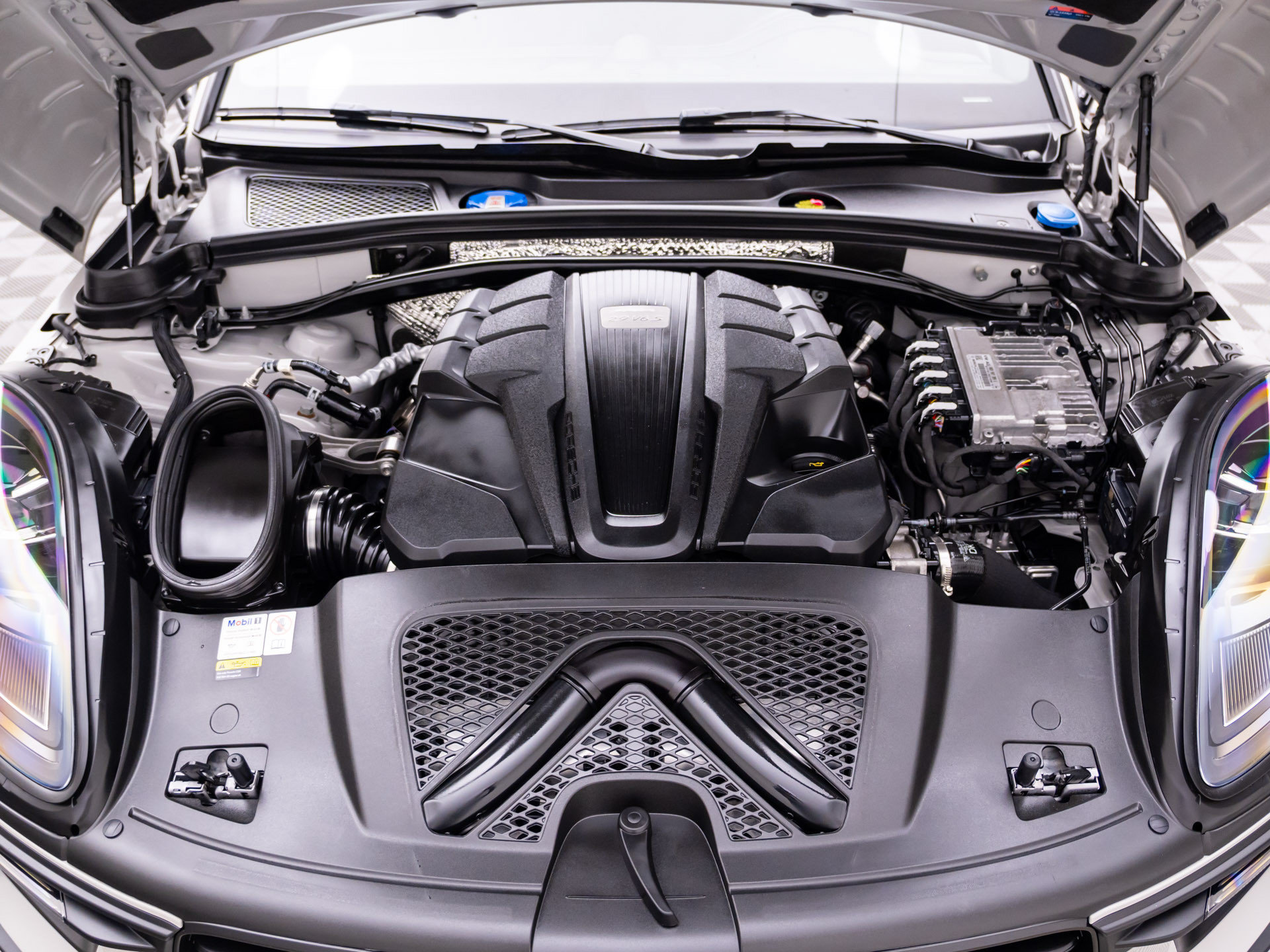 Certified 2023 Porsche Macan S AWD/4WD image 29