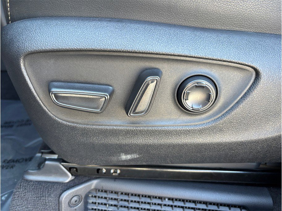 Used 2025 Toyota Sienna Platinum AWD/4WD image 22