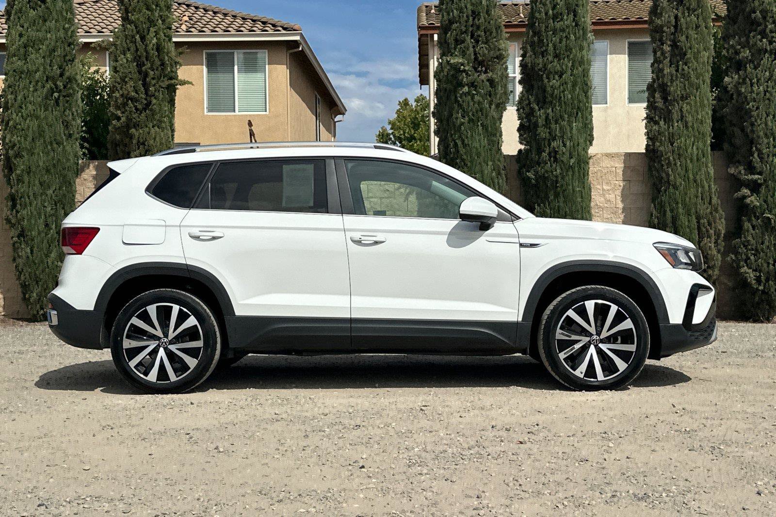 Certified 2024 Volkswagen Taos SE FWD image 2