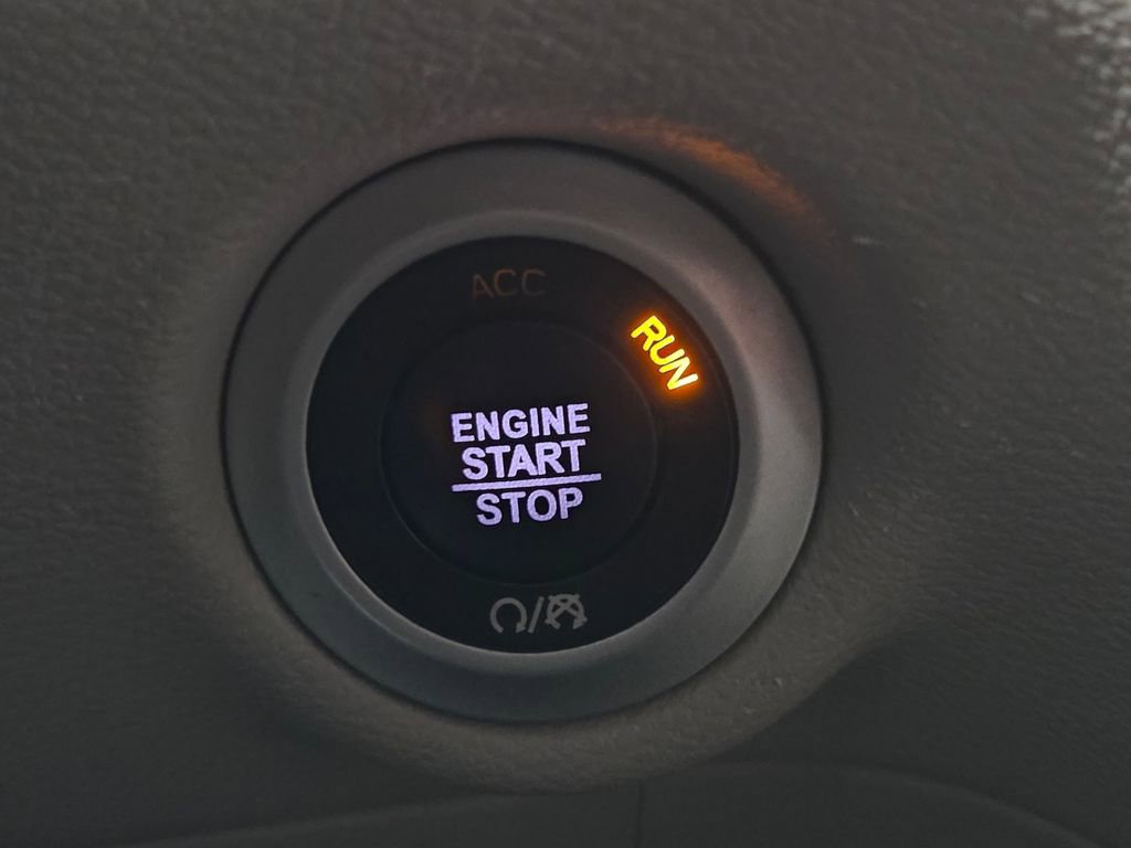 Certified 2023 Chrysler Pacifica Touring-L image 8