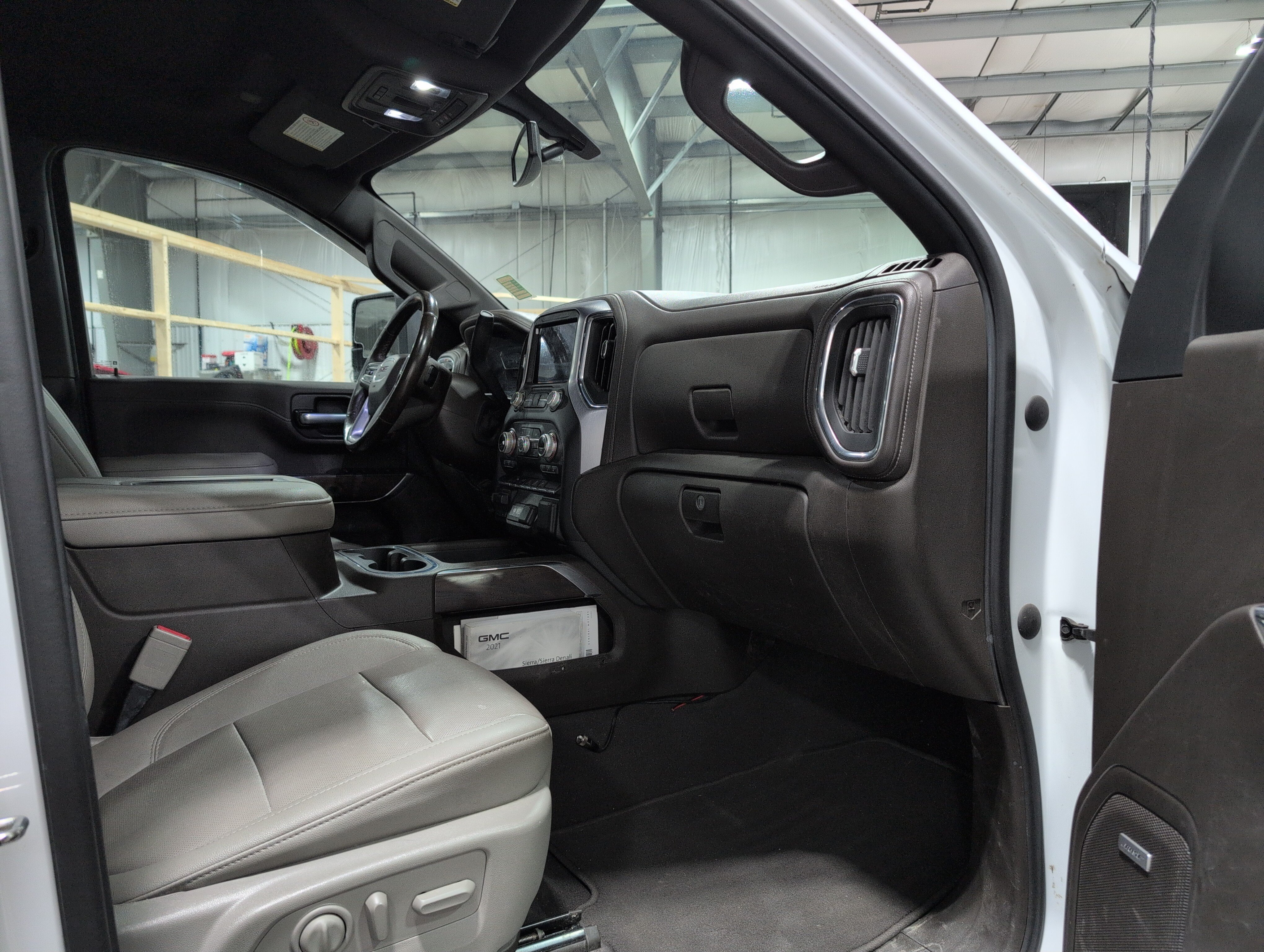 Used 2021 GMC Sierra 2500 SLT w/ SLT Premium Package AWD/4WD image 12