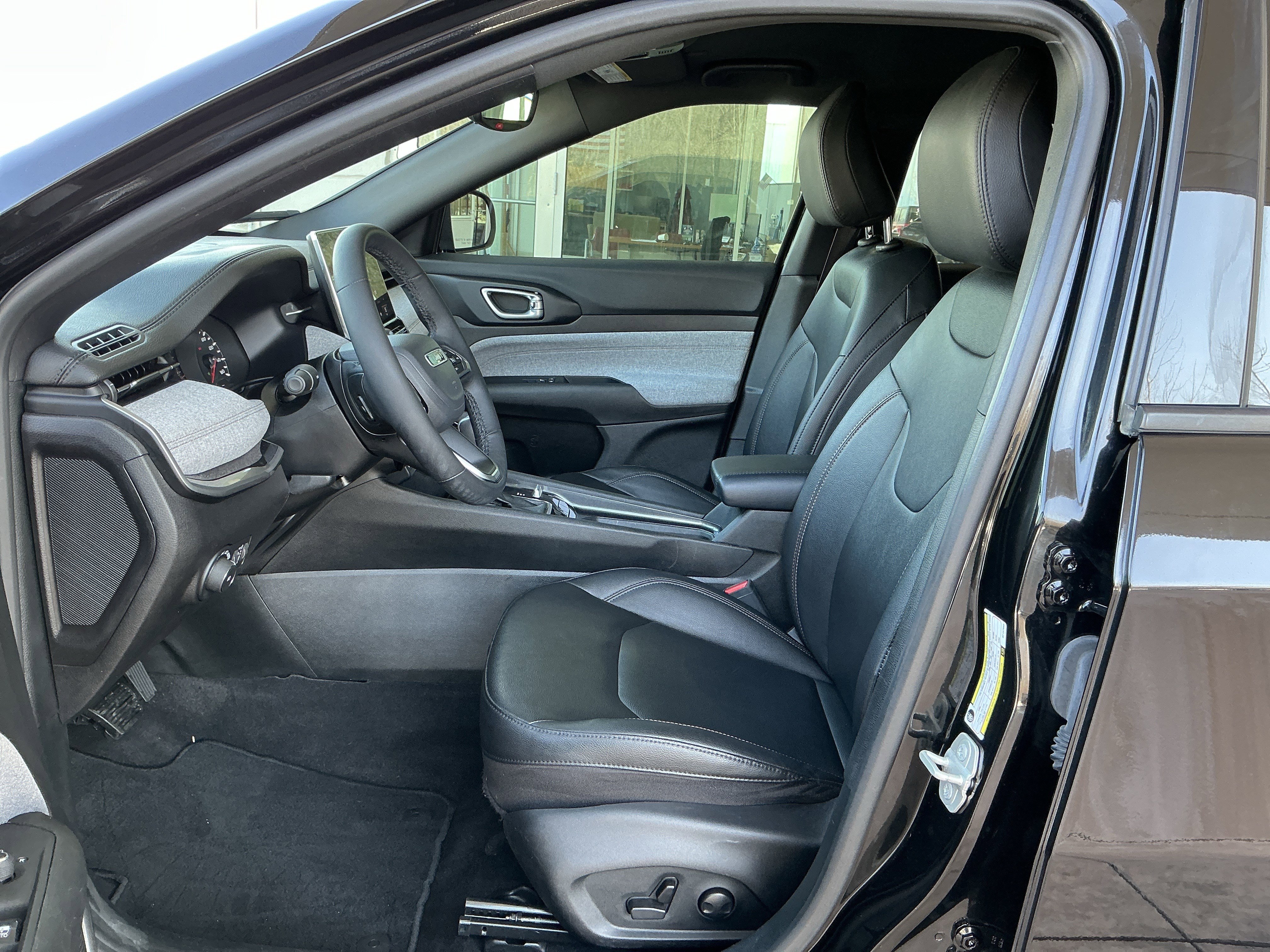 Used 2024 Jeep Compass Latitude image 7