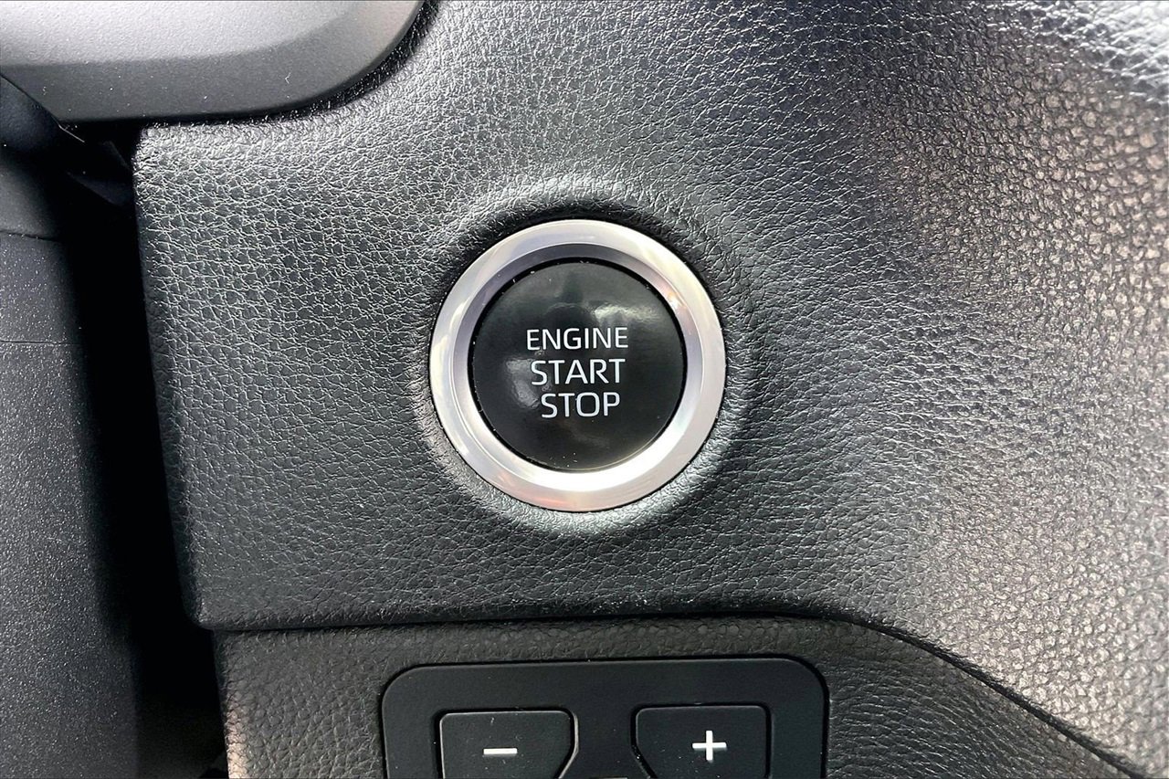 Used 2022 Toyota Tundra SR5 w/ SR5 Convenience Package image 29