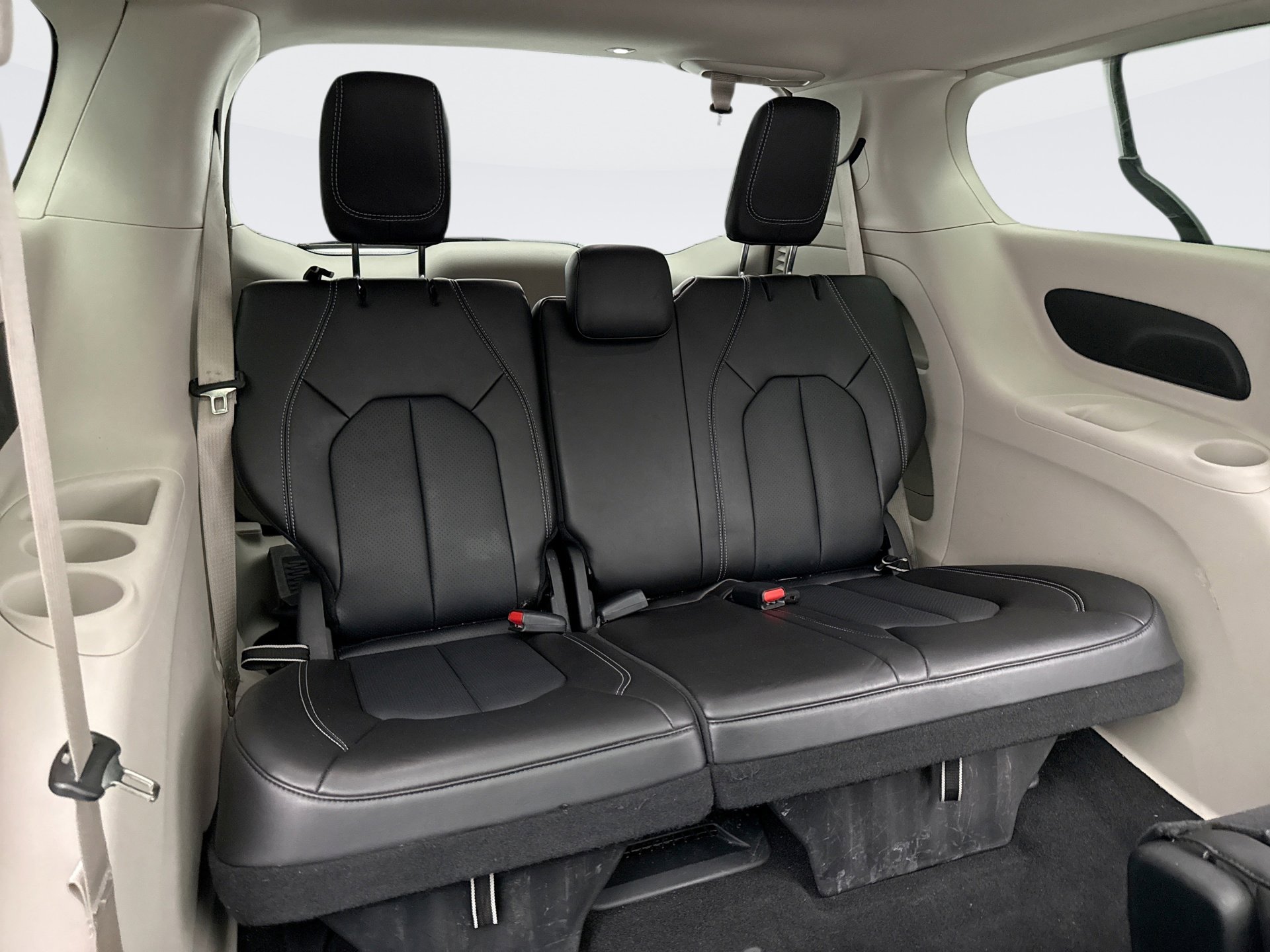 Used 2024 Chrysler Pacifica Touring-L w/ Road Tripper Package image 20