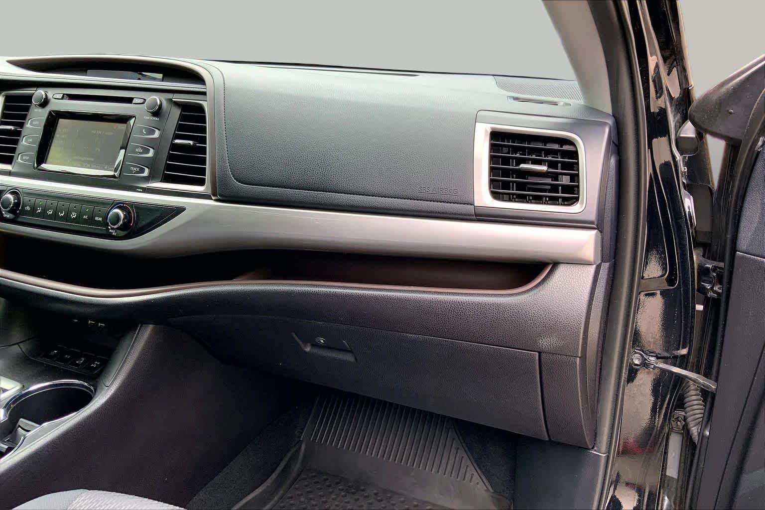 Used 2019 Toyota Highlander LE AWD/4WD image 19